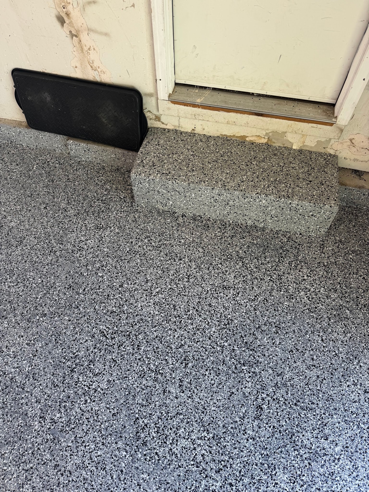 Finished flake epoxy floor with coated step by ICT Epoxy